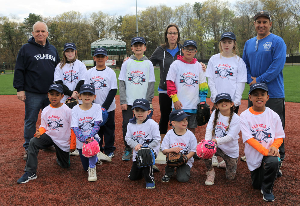 Group photo of the Islandia Baseball Camp